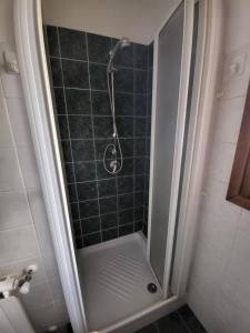 A bathroom at appartamento incantevole con parcheggio Még 13 kép
