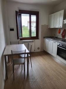 A kitchen or kitchenette at appartamento incantevole con parcheggio