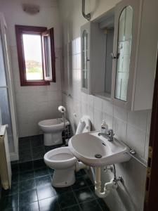 A bathroom at appartamento incantevole con parcheggio