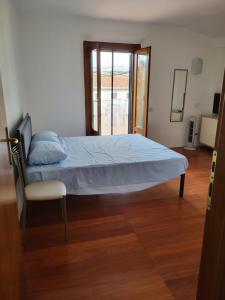A bed or beds in a room at appartamento incantevole con parcheggio