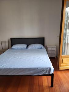 A bed or beds in a room at appartamento incantevole con parcheggio