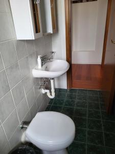A bathroom at appartamento incantevole con parcheggio