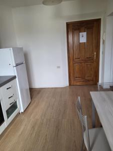 A kitchen or kitchenette at appartamento incantevole con parcheggio