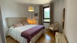 Un pat sau paturi într-o cameră la C15 - Apartamento gran terraza Aigualluts - Villmor