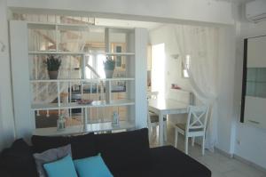 salon z kanapą i stołem jadalnym w obiekcie Sea paradise villas - Seaside & private jacuzzi w mieście Oia +37 zdjęć
