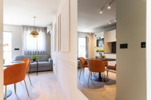 uma cozinha e sala de estar com mesa e cadeiras em Prestige studio apartment em Rovinj