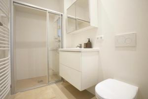 A bathroom at Modern and lovely apartment next to subway station