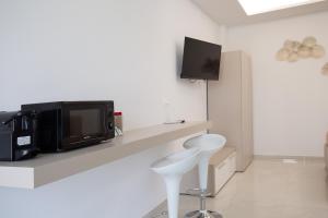 Televízia a/alebo spoločenská miestnosť v ubytovaní Residence BLANCO III a 100 mt dalla spiaggia