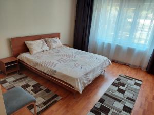 a bedroom with a bed and a window at Casa Mario in Oradea