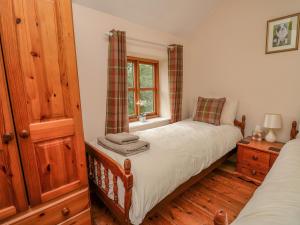 En eller flere senge i et værelse på Byrdir Cottage