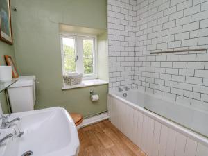 Et badeværelse på Byrdir Cottage + 34 billeder