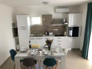 Kuchyňa alebo kuchynka v ubytovaní Apartman MIR