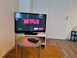 Televízia a/alebo spoločenská miestnosť v ubytovaní Grand Studio Lyon Villeurbanne Proche Metro - Wifi