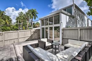 羅德岱堡的住宿－Canal-Front Condo Walk to Downtown Ft Lauderdale!，房屋设有带沙发和桌子的庭院