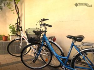 2 biciclette sono parcheggiate l'una accanto all'altra di La Firenze del Sud a Lecce