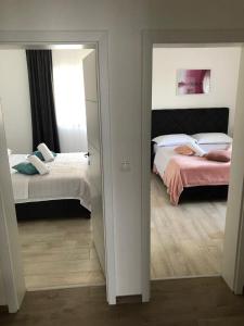 Posteľ alebo postele v izbe v ubytovaní Apartman MIR
