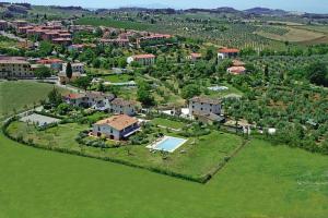 - une vue aérienne sur un grand domaine avec une maison dans l'établissement Country Resort Tavarnelle, à Tavarnelle in Val di Pesa