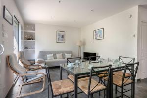 a living room with a table and chairs at À 200m du Port de Crouesty, Maison 6 personnes in Arzon