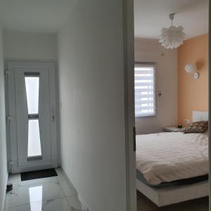 un dormitorio con una cama y una ventana en Appartement EVR!CA - 1 place parking gratuit, en Le Perrier