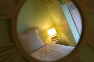 Tempat tidur dalam kamar di By les Climats - L'Angevin - Gevrey-Chambertin