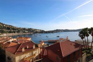 Una vista de un puerto con barcos en el agua. en Excellent location - Sea Views, en Villefranche-sur-Mer