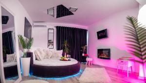 a living room with a couch and a pink room at Apartament Craiova Modern Space Semineu Pat Rotund in Craiova