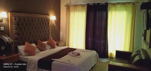 um quarto de hotel com uma cama e uma janela em Hotel Al Azeem em Ayubia