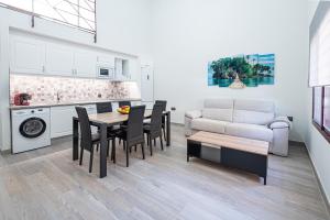 uma cozinha e sala de estar com mesa e cadeiras em Ocean Suites A3 na Isla Cristina