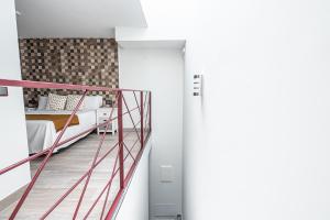 - un escalier dans une chambre avec un lit dans l'établissement Ocean Suites A4, à Isla Cristina