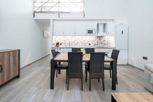 eine Küche und ein Esszimmer mit einem Tisch und Stühlen in der Unterkunft Ocean Suites A1 in Isla Cristina