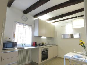 Kuchyňa alebo kuchynka v ubytovaní Seta Apartment