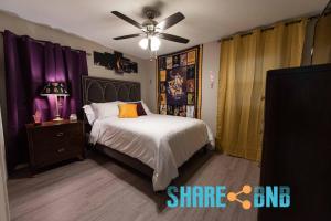 Säng eller sängar i ett rum på Charming Sherwood Getaway - Comfort & Relaxation