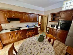 Una cocina con una mesa y algunos armarios de madera. en Alma In the heart of the Vilaflor! Self check in 24h, en Vilaflor