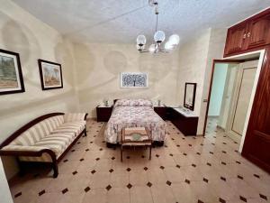 Un dormitorio grande con una cama y un sofá. en Alma In the heart of the Vilaflor! Self check in 24h, en Vilaflor 37 fotos más