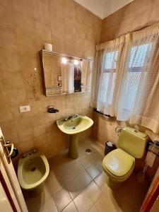 Un baño con lavabo, inodoro y espejo. en Alma In the heart of the Vilaflor! Self check in 24h, en Vilaflor