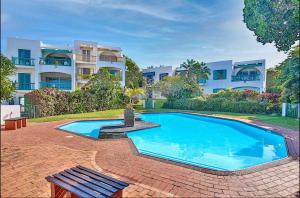 een zwembad voor een gebouw bij Mediterranean beach villa - FAMILIES ONLY in Ballito