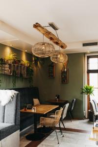 a dining room with a table and chairs at Hotel Inn Salland in Raalte