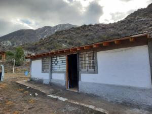 Nespecifikovaný výhled na hory nebo výhled na hory při pohledu z chaty