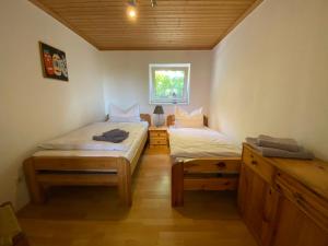 two twin beds in a room with a window at Güneitzblick in Clenze