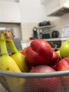 a bowl of fruit with bananas apples and other fruits at Fewos Familie Krysik in Lühmannsdorf