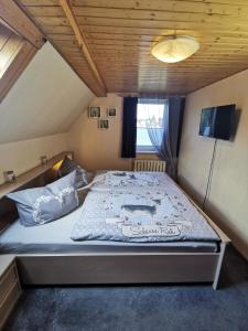 a bedroom with a large bed in a room at Fewos Familie Krysik in Lühmannsdorf
