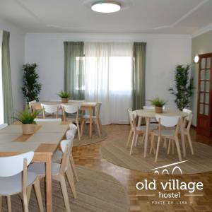 Um restaurante ou outro lugar para comer em Old Village Hostel