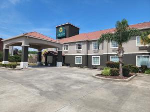 a hotel with a parking lot in front of it at La Quinta by Wyndham Morgan City in Morgan City