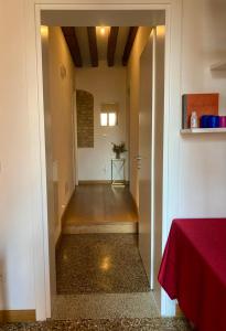 a hallway with a table and a red table cloth at B&B Residenza Corte Antica in Venice