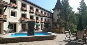 Bazén v ubytování GetAways at Olympic Village Inn nebo v jeho okolí