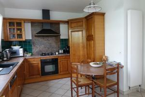 Kuchyňa alebo kuchynka v ubytovaní Maison avec jardin, au centre de Nancy, à 2 pas de la Fac de lettres