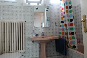 Kúpeľňa v ubytovaní Maison avec jardin, au centre de Nancy, à 2 pas de la Fac de lettres