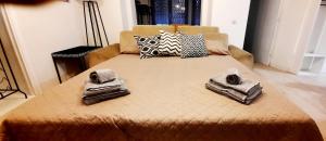uma cama grande com toalhas em cima em Casa Giulia em Luino
