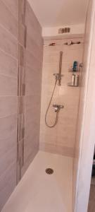 a bathroom with a shower with a shower at STUDIO REFAIT A NEUF - 150m DE LA PLAGE in Marseillan