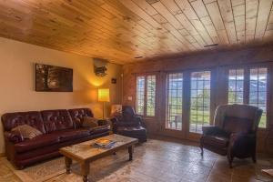 Atpūtas zona naktsmītnē Pine Ridge, Log Home with Lake View and Backyard